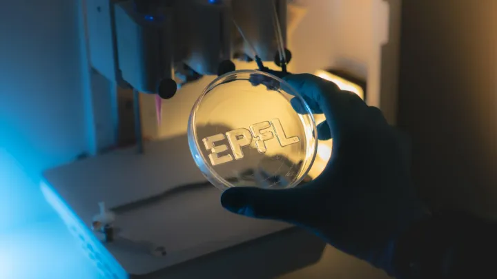 An ink for 3D-printing flexible devices without mechanical joints